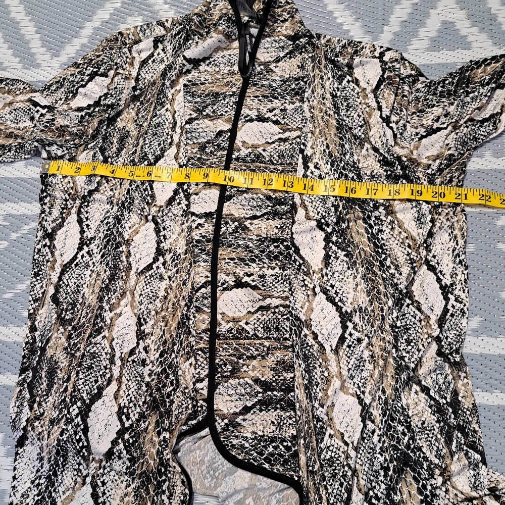 Frank Lyman snake print open-front cardigan jacket with 3/4 sleeves. - Picture 5 of 6